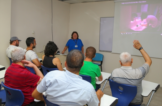 Hastalarına kısa filmler hazırlamak için yönetmen koltuğuna oturdu